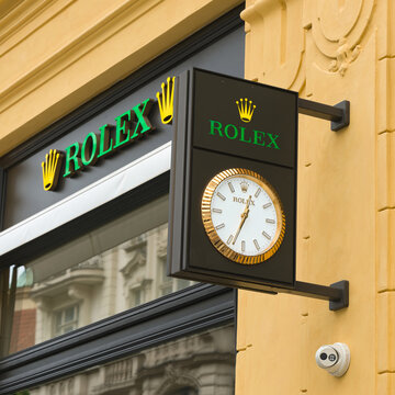 Werbung f&uuml;r die Luxus Uhrenmarke Rolex an einem Gesch&auml;ft in der Altstadt von Prag 