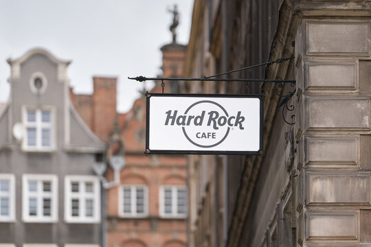 Hinweisschild f&uuml;r das Hard Rock Cafe in der Altstadt von Danzig, Gdansk in Polen