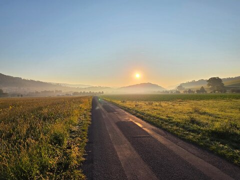 Sonnenaufgang im Herbst mit Stra&szlig;e