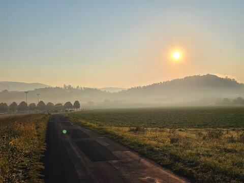 Sonnenaufgang im Herbst mit Stra&szlig;e