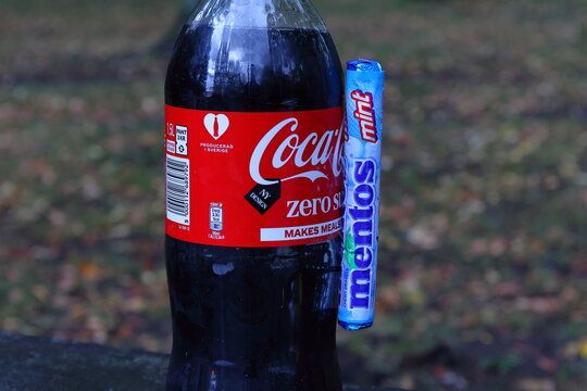 Mix Coca cola and Mentos candy. Experiment test.
