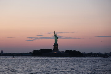 Distant View of the Statue of Liberty at Sunset © 민우 진
