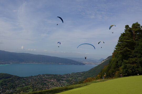 Vol de parapentes au dessus du lac d'Annecy