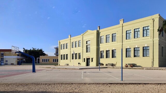 Exterior view of the historic 1st Primary School in Alexandroupoli, Greece, a neoclassical heritage landmark built between 1933 and 1935, locally known as the Laiko Scholeio.