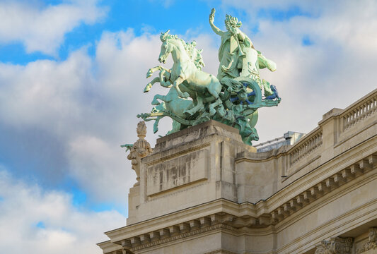L'immortalit&eacute; devan&ccedil;ant le temps, sculpture all&eacute;gorique sur le toit du Grand Palais, Paris, France