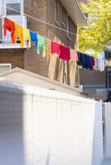 Fototapeta premium Course à linge couleur, jour, extérieur, vertical