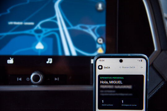 DeCA digital transport document displayed on a smartphone inside a truck cab