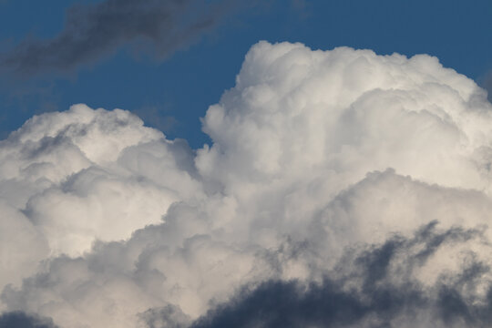 nubes blancas en forma de algod&oacute;n y un cielo azul intenso