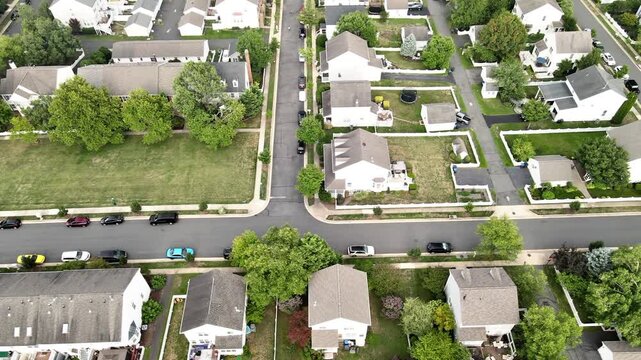 Detached houses reveal backyard layouts and access lanes in a suburban Virginia neighborhood.