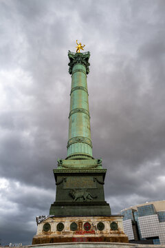 graffiti r&eacute;alis&eacute;s par les lyc&eacute;ens en col&egrave;re sur le site de la colonne de la pace de Bastille &agrave; Paris en France