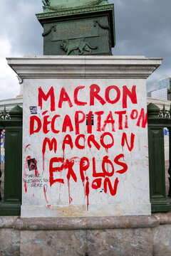 graffiti r&eacute;alis&eacute;s par les lyc&eacute;ens en col&egrave;re sur le site de la colonne de la pace de Bastille &agrave; Paris en France