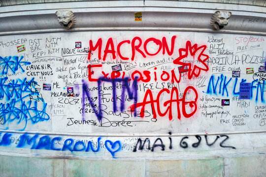 graffiti r&eacute;alis&eacute;s par les lyc&eacute;ens en col&egrave;re sur le site de la colonne de la pace de Bastille &agrave; Paris en France
