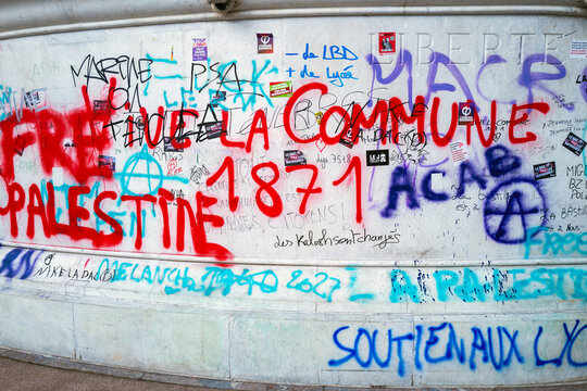 graffiti r&eacute;alis&eacute;s par les lyc&eacute;ens en col&egrave;re sur le site de la colonne de la pace de Bastille &agrave; Paris en France