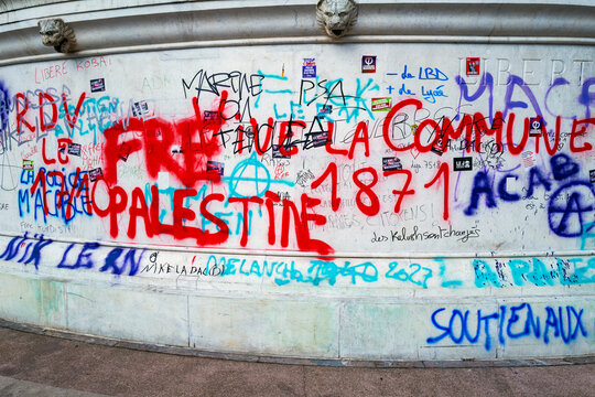 graffiti r&eacute;alis&eacute;s par les lyc&eacute;ens en col&egrave;re sur le site de la colonne de la pace de Bastille &agrave; Paris en France