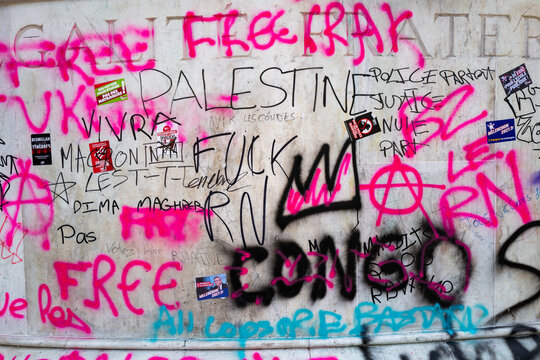 graffiti r&eacute;alis&eacute;s par les lyc&eacute;ens en col&egrave;re sur le site de la colonne de la pace de Bastille &agrave; Paris en France