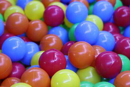 Bolinhas coloridas na piscina de bolinhas