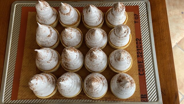 Suspiro lime&ntilde;o tartlet with dulce de leche and meringue