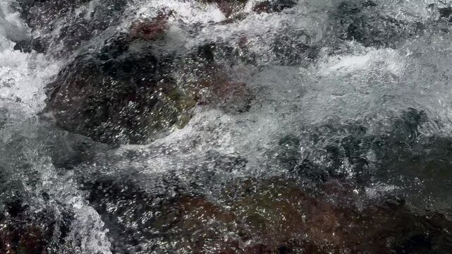 早く激しい渓流の流れ