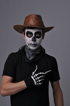homem maquiado de caveira para o dia das bruxas 