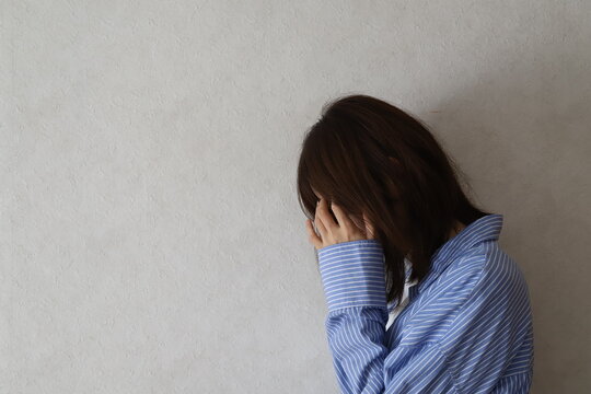 下を向いて悲しむ女性