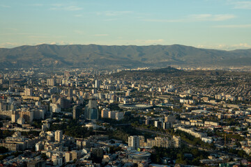 Naklejka premium Vast city skyline reveals buildings and infrastructure in natural daylight