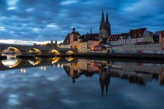 Morgend&auml;mmerung an der Donau in Regensburg, Bayern