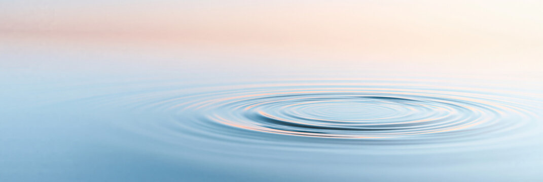 Wellenringe auf Wasseroberfl&auml;che in Rosa und Hellblau, Pastell