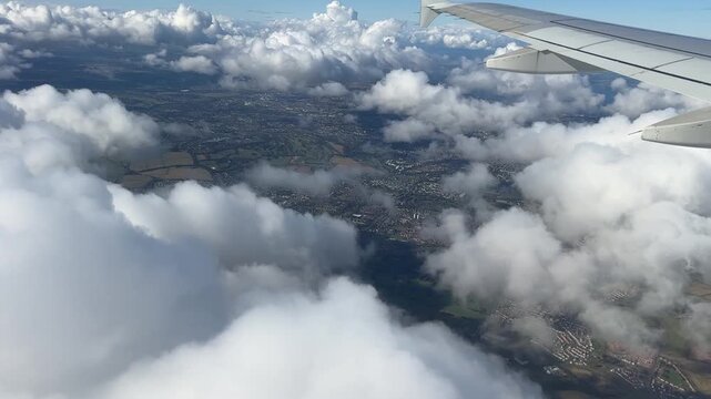 Vista nuvole durante l'atterraggio di un aereo