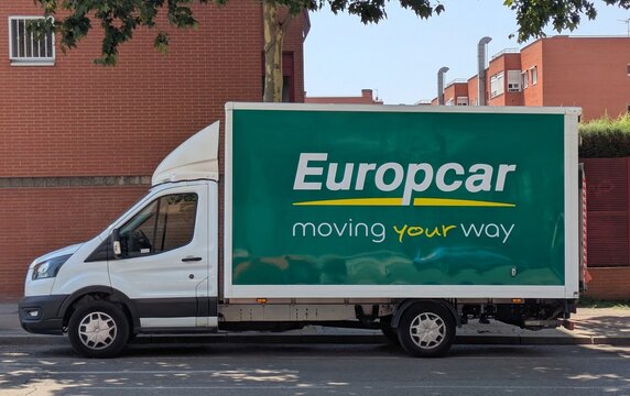 Vista lateral de cami&oacute;n Ford Transit Mk8 con chasis de caja cerrada, de la empresa de alquiler Europcar. Madrid, Espa&ntilde;a, 6 de julio de 2026