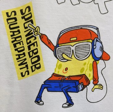 Vista de cerca de un estampado de SpongeBob SquarePants con est&eacute;tica urbana y m&uacute;sical, en una camiseta. Madrid, Espa&ntilde;a, 6 de julio de 2026