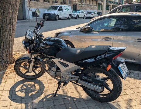 Vista lateral de moto Honda CBF 250 Naked, estacionada en Madrid, Espa&ntilde;a, 6 de julio de 2026