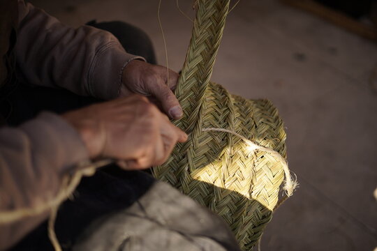 Manos de un espartero trabajo el esparto y dando forma para crear objetos, trabajo tradicional