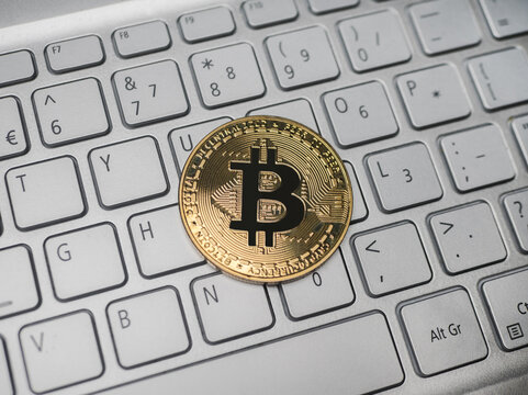 Bitcoin moneta kryptowaluta koncept technologiczny leży na białej klawiaturze laptopa