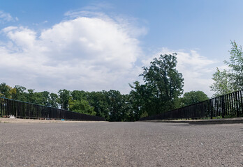 Krajobraz zieleni podmiejskiej, panorama nieba z żabiej perspektywy, asfaltowy most © mbugajsky
