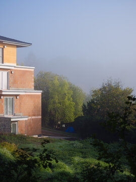 Rohbau eines Ziegelhauses am Waldrand mit Nebel Fernblick
