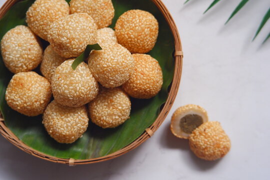 A plate of onde onde or sticky rice balls with mung bean paste inside