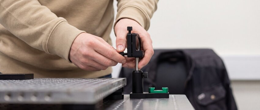 Laser optical mount alignment with micrometer screw in lab