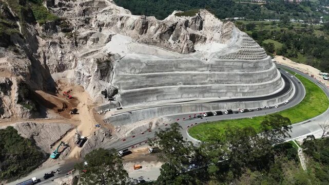 Video a&eacute;reo que ilustra los avances de la construcci&oacute;n de la v&iacute;a que va desde Medell&iacute;n hacia el suroeste de Antioquia, en el sector conocido como "La Areenera " en el municipio de Amag&aacute;.