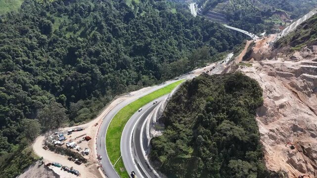 Video a&eacute;reo que ilustra los avances de la construcci&oacute;n de la v&iacute;a que va desde Medell&iacute;n hacia el suroeste de Antioquia, en el sector conocido como "La Areenera " en el municipio de Amag&aacute;.