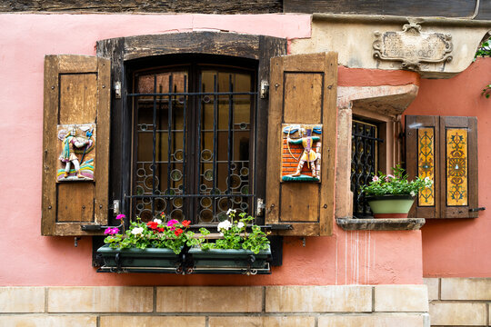 Fenster und Fensterschmuck in Obernai im Elsass