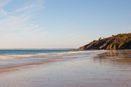 Grande plage de sable fin bordant la Baie de Saint-Brieuc &agrave; Pl&eacute;rin, les Rosaires s&eacute;duisent par leur promenade bord&eacute;e de villas Belle &Eacute;poque, leurs loisirs nautiques et leurs panoramas marins uniques.