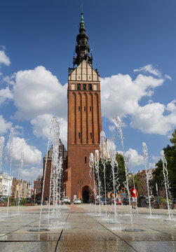 The fountain in Cathedral Square and the cathedral in Elbląg.