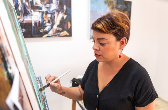 Woman learn painting technique in an art lesson