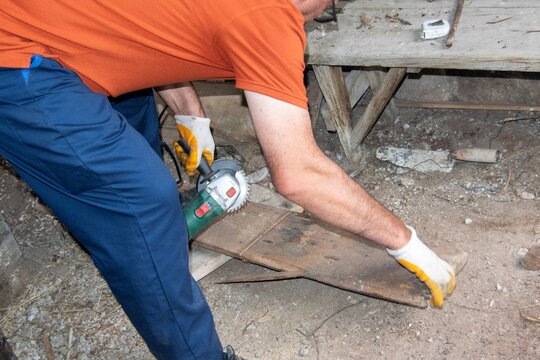 Craftsman use grinder machine to cut wooden board