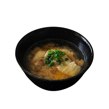 みそ味の雑煮 1杯の切り抜き。塩豚や刻みネギを入れた鹿児島県の伝統的な味噌雑煮・お正月フード素材 俯瞰