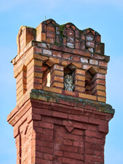 Puszczyk (zwyczajny), tawny owl, Strix aluco - w zurbanizowanym świecie, ukryty w otworze starego, ceglanego komina. Tawny owl sitting inside an old brick chimney. © filozofgrecki