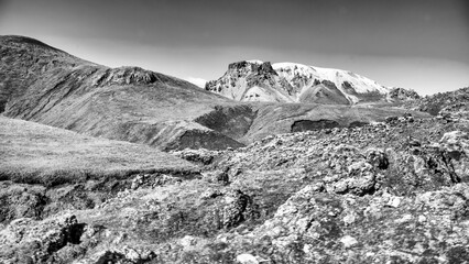 Naklejka premium Sunny day in Landmannalaugar Iceland showcasing vibrant landscape, mountains, and wilderness