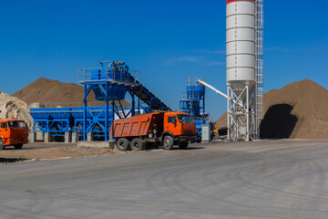 Construction site with equipment and vehicles during day © KONSTANTIN SHISHKIN
