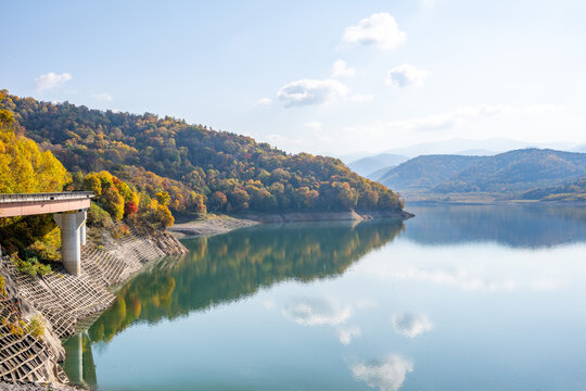 紅葉最盛期の忠別湖