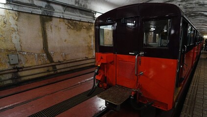 黒部ルート 上部専用軌道 蓄電池機関車と客車 関西電力専用鉄道 Kurobe Route private railway battery locomotive passenger car © KenKen Travel